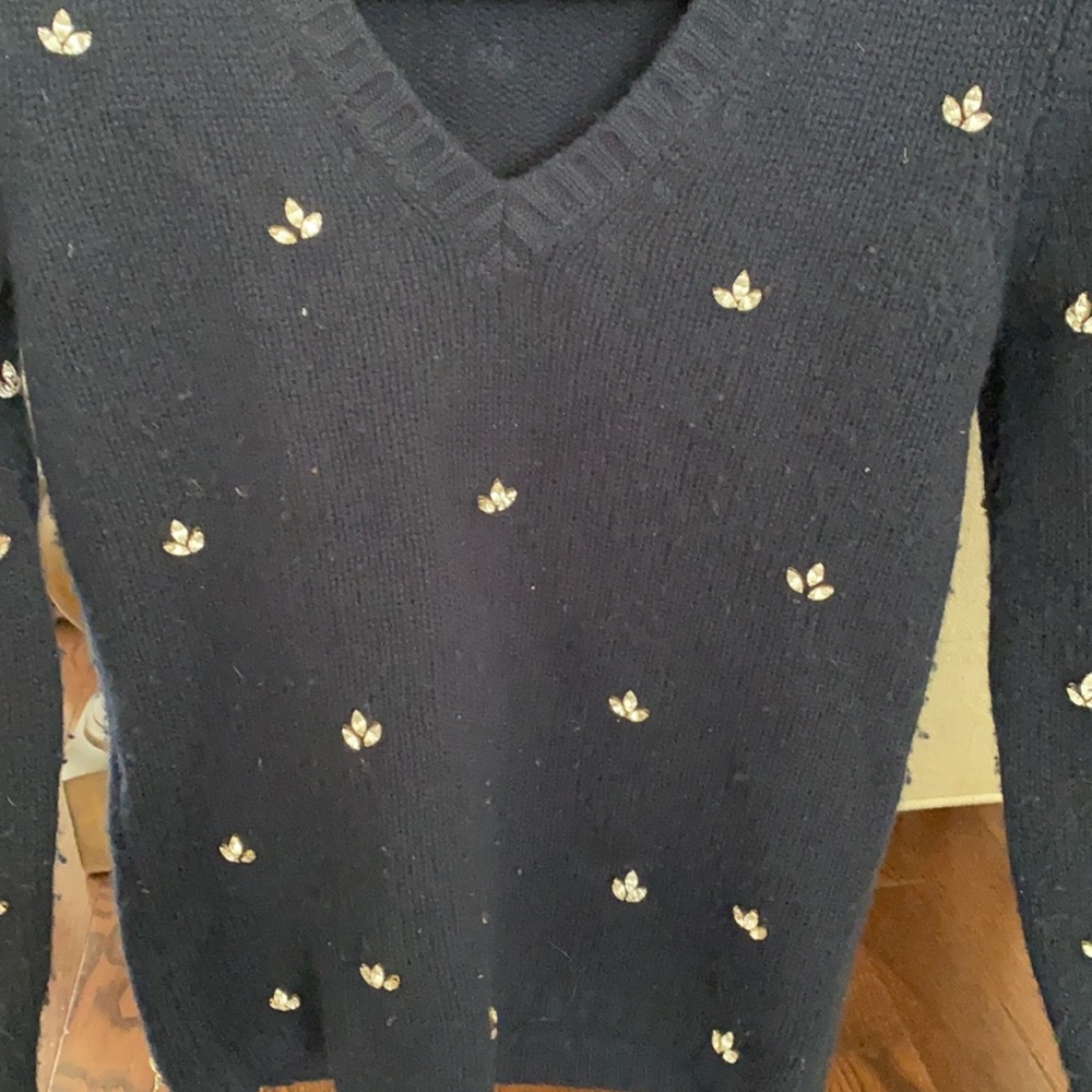 Beautiful sweater - Picture 2 of 4